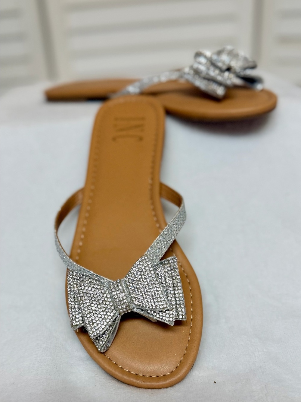 MACY’S INC Rhinestone Bow Silver Strap Sandals Flip Flops SZ 6 EUC